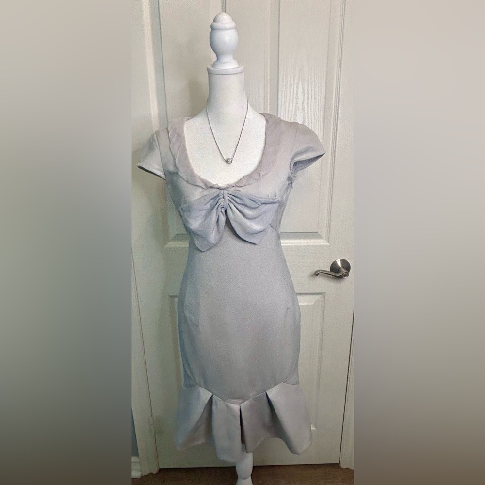 🩶”Valentino” Women’s HIVER 2008 Light Gray Midi Dress w/ Front Bow Detail🩶